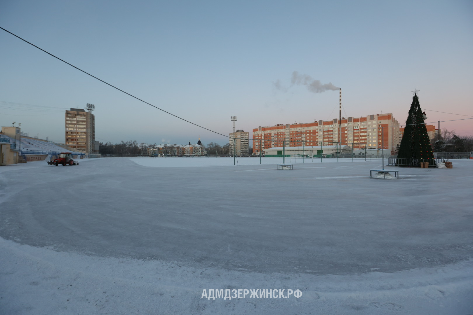 Ледовые катки начали заливать в Дзержинске | 06.12.2022 | Дзержинск -  БезФормата